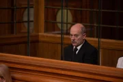 Die Beweise reichen schließlich doch, um John William Cooper (Keith Allen) erneut vor Gericht zu bringen.