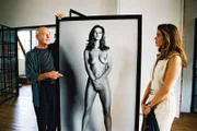 Sandra (Rebecca Immanuel. r.) vertritt den Künstler Markus Borell (Wilfreid Baasner, l.). Er hat Berlins Finanzsenator Safin nackt fotografiert, den nun per einstweiliger Verfügung die Präsentation des Aktmotivs auf einer Ausstellung verhindern möchte. Borell zeigt jedoch nicht nur Interesse an Sandra als Anwältin, sondern auch als mögliches Modell ...