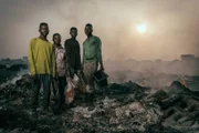 Arbeiter auf der hochbelasteten Elektronikschrotthalde von Agbogbloshie in Ghanas Hauptstadt Accra.