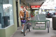 Mikey (Semisi Cheekam) ist so sauer auf Jerry, dass er sogar ihr gemeinsames Beiwagen-Fahrrad verscherbeln will.