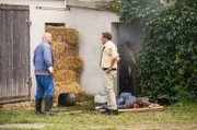Explosion in einer privaten Schnapsbrennerei. Elke Moser (Komparsin) ist tot Hubert (Christian Tramitz, r.) versucht den aufgeregten Ehemann Herbert Moser (Rainer Haustein, l.) zu beruhigen.