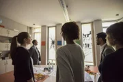 Gerade als alle Kollegen versammelt sind, wird das Lehrerzimmer in einen Escape-Room verwandelt.