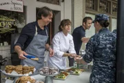 LaSalle (Lucas Black, 2.v.r.) und seine Kollegen übernehmen einen Fall, bei dem auf die Navy-Köchin Danielle Jarrett ein Anschlag verübt wurde. Bei ihrem Abstecher in die kulinarische Welt treffen sie auch auf die Meister-Köche John Besh (John Besh, l.) und Susan Spicer (Susan Spicer, 2.v.l.) ...