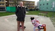 Für die 26-jährige Janine geht derweil ein Traum in Erfüllung. Sie kann ihre Ausbildung an der Make-up-Schule in Frankfurt beginnen.