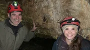 Anna, Rudi und Alex suchen Mistkäfer in einem Kuhfladen, um sie später an die Fledermäuse zu verfüttern.; Anna seilt sich in einer Höhle nahe Hohenburg ab, in der die Fledermäuse "Große Hufeisennasen" wohnen.; Anna und Fledermausschützer Rudi besuchen eine schlafende "Große Hufeisennase".