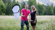 Julian macht mit Rangerin Sabrina das sogenannte Tagfalter-Monitoring und schaut sich an, welche Schmetterlinge auf der Wiese leben.