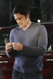Jim (David Conrad) hat nachträglich etwas in die Eheringe eingravieren lassen und will sie nun Melinda übergeben.
