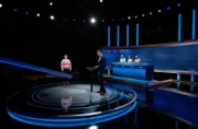 Moderator Alexander Bommes (M.) mit den Kandidaten  Linda Fuhr (l.), Rainer Schüler (3.v.r.), Isabel Neumerkel (2.v.r.) und Riccardo Günther (r.).