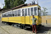 Bevor Fritz Fuchs (Guido Hammesfahr) endlich eine antike Straßenbahn fahren darf, muss er einen falschen Verdacht loswerden.