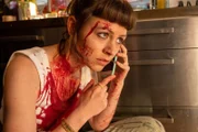 Ist das Blut? Die junge Comic-Künstlerin Paula (Antonia Breidenbach) wird in ihrem Atelier von einer unbekannten Person angegriffen und mit roter Flüssigkeit bespritzt. Gibt es einen Zusammenhang mit dem Mord an ihrem Verleger? Wer bedroht sie? Paula konnte zwar noch rechtzeitig bei der Kripo Alarm schlagen, doch der Angreifer hämmert bereits gegen die Tür.