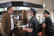 Melanie (Sanna Englund, r.) und Mattes (Matthias Schloo, M.) befragen Stefan Werner (Stephan Grossman, l.), dem vorgeworfen wird, die anderen Mitglieder seiner Lotterie-Tippgemeinschaft um den großen Gewinn betrogen zu haben.