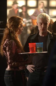 Nachdem Buffy erfahren hat, dass Spike (James Marsters, r.) wieder aktiv sein soll, verfolgt sie ihn auf seinen nächtlichen Streifzügen. Sie beobachtet, wie er junge Frauen anspricht ...