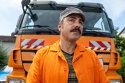 Der Mitarbeiter einer städtischen Müllabfuhr verschwindet plötzlich bei seiner Arbeit. Jahrzehntelang weiß niemand, was passiert ist. Bis plötzlich seine Leiche angeschwemmt wird. Wo war das Opfer all die Jahre? Und warum wurde der Mann ermordet?
