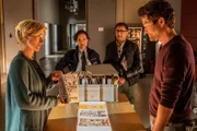 Zufall oder Kalkül? Die Kriminalhauptkommissare Martina Seiffert (Astrid M. Fünderich, l.) und Jo Stoll (Peter Ketnath, r.) rätseln um den Mord an einem Comicverleger und machen einen erstaunlichen Fund, der auch Streifenpolizistin Sibylle Beyer (Bärbel Stolz, 2.v.l.) und KTU-Leiter Jan Arnaud (Mike Zaka Sommerfeldt, 2.v.r.) erstaunen lässt: Eine Szene aus einem Comic des Verlags zeigt genau den Tathergang des Mordes.