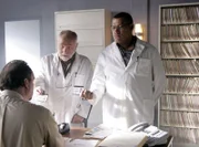 Doc Robbins (Robert David Hall, l.) und Dr. Raymond Langston (Laurence Fishburne, r.) wollen herausfinden, um welche mysteriöse Krankheit es sich handelt, an der in Las Vegas bereits eine ganze Reihe von Menschen gestorben sind.