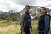 Auf dem Berg wird deutlich: Um Carsten (Roman Knizka, l.) und Sabine Lechners (Muriel Baumeister, r.) Beziehung steht es alles andere als gut.