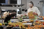 Pferd und Wolle lernen bei Steffen Henssler kochen. Dabei passiert ein Malheur mit dem Mehlsack...
