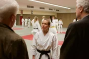 Lissy (Andrea Wenzl) wird von Kriminalhauptkommissar Franz Leitmayr (Udo Wachtveitl, rechts) Kriminalhauptkommissar Ivo Batic (Miroslav Nemec) befragt.