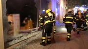 Die Münchner Feuerwehr bekämpft einen Brand in einer Apotheke.