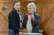 Maxi (Katharina Scheuba, l., mit Antje Hagen, r.) lässt die Sorge um Henry nicht los.