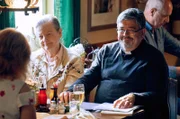 Pastor Puttermann (Johannes Rotter, r.) mit Frau Runkelbach und anderen Chormitgliedern im Aubach.