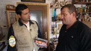 Trödelprofi Sükrü (li.) ist gekommen, um Matthias (re.) und seiner Verlobten Denise zu helfen. Dazu bedarf es allerdings der ganzen Überredungskunst des Experten!