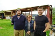 v.l.: Simon, Carole und George Clarke  +++