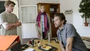 Löwenzahn Straßenbahn - Der falsche Verdacht. Fritz Fuchs (Guido Hammesfahr, li) ist stinkesauer. Der Pförtner (Peer Kusmagk, re) hat den Verdacht auf ihn gelenkt. Die Chefin (Katharina Blaschke, Mitte), weiß nicht wem sie Glauben soll.