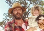 Mr. Edwards (Victor French, l.) freut sich, die kleine Carrie (Lindsay Sidney Greenbush, r.) wieder zu sehen.