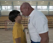"Die Goldbergs", "Pina Colada." Laufen gehört zu den beliebtesten Sportarten zurzeit. Auch Adam scheint sich dem Trend nicht entziehen zu können. Dennoch versucht er sich zu drücken, als sein Sportlehrer alle Schüler zur Teilnahme am staatlich verordneten Ein-Meile-Lauf verdonnert. Unterdessen ist Barry schrecklich unglücklich über die Trennung von Lainey. Auch Beverly und Erica leiden unter der Absage der Traumhochzeit. Nach besten Kräften versuchen Murray und Geoff die drei wieder aufzuheitern. Im Bild (v.li.): Kenny Ridwan (Dave Kim), Bill Goldberg (Coach Nick).
