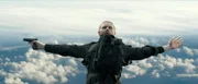 Pearce (Sean Harris) springt mit dem Fallschirm ab, nachdem er das Uran aus dem Flugzeug gestohlen hat.