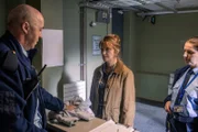 Harry Wild (Jane Seymour, M.) gerät unter Mordverdacht und darf in der Untersuchungshaft ihre Kleidung schonen. Sie bekommt einen Satz Gefängniswäsche ausgehändigt.