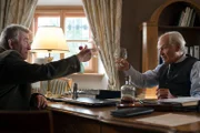 In dieser schweren Stunde ist Franz Marthaler (Heinz Marecek, l.) für seinen alten Freund Peter Herbrechter (Michael König, r.) da. Die beiden gönnen sich nochmal einen Cognac zusammen, bevor Peter operiert werden soll.