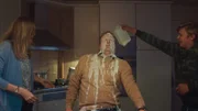 Kees (Ole Kroes, re.) gießt Jan (Ferdi Stofmeel, Mi.) Milch über den Kopf.