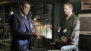 Laurence Fishburne (li.) in der Rolle des Pathologen Dr. Raymond Langston mit William Petersen als CSI-Ermittler Gil Grissom am Set von "CSI - Den Tätern auf der Spur".