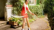 Magda (Verena Altenberger) kämpft mit dem Wasserschlauch.