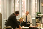 Nachdem sich der Selbstmord von Trevor Dawson vor über zehn Jahren nun doch als Mord entpuppt, rollen Nick Vera (Jeremy Ratchford, l.), Lilly Rush (Kathryn Morris, M.) und John Stillman (John Finn, r.) den Fall neu auf ...