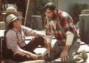In der Stadt trifft Charles (Michael Landon, l.) völlig überraschend auf seinen alten Freund Edwards (Victor French, r.), der stockbetrunken ist.