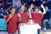 Das rote Team aus Basel/Schweiz begrüßt das Publikum.