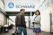 Leo (Morgane Ferru) versucht, Felix (Merlin Rose) nach dem Gespräch mit ihrem Vater zu beruhigen. Leo (Morgane Ferru) versucht, Felix (Merlin Rose) nach dem Gespräch mit ihrem Vater zu beruhigen.