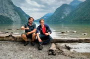 Checker Julian (rechts) mit Ranger Dominik am Königssee im Nationalpark Berchtesgaden.