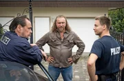 Jäger (Markus John, l.) und Mark (Timmi Trinks, r.) bitten Walther Bracht (Matthias Komm, M.) zu einem Gespräch.