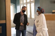 Dwayne Pride (Scott Bakula, l.); Loretta Wade (CCH Pounder, r.)