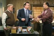 Jim (Jim Belushi, re.) und Andy (Larry Joe Campbell, li.) müssen sich um einen ganz besonderen Kunden (Tom Arnold, mi.) bemühen...