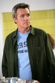 Ist etwas überrascht, dass sein Sohn Axl den Captain der Cheerleader dated: Mike (Neil Flynn) ...