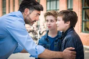 Navid (Neil Malik Abdullah, links) ist erleichtert, als er seinen Sohn Ramin (Jann Piet, rechts) und Till (Otto von Grevenmoor) unbeschadet in die Arme schließen kann.