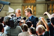 Felix (Christoph M. Ohrt, hinten l.) und Schumpeter (Detlev Buck, hinten r.) haben den Prozess gewonnen. Vor der Presse bedankt er sich ausdrücklich bei seinem Anwalt.