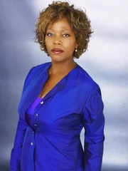 (2. Staffel) - In einer Nacht und Nebel Aktion taucht Betty Applewhite (Alfre Woodard) mit ihrem Sohn und neuen Geheimnisen in der Wisteria Lane auf ...