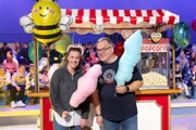 Was passiert, wenn Zuckerwatte nass wird? Schaustellerin Nina Osselmann und Elton wissen die Antwort.