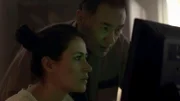 Die Ermittler sehen sich den Inhalt des Monitors an